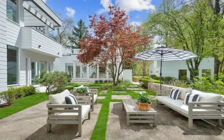 Mansion in Greenwich with private lake and river