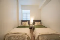 Stylish quarters in the heart of Uptown near stadiums, parks, & offices.