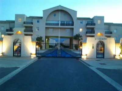 QUIET, HIGH STANDING, LARGE TERRACE AND SWIMMING POOL NEAR THE BEACH Hotels near Bocal du Tech Beach Club