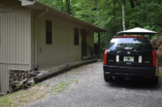 Beautiful River/Waterfall Cabin 13 miles to Helen  6 miles to Hiawassee
