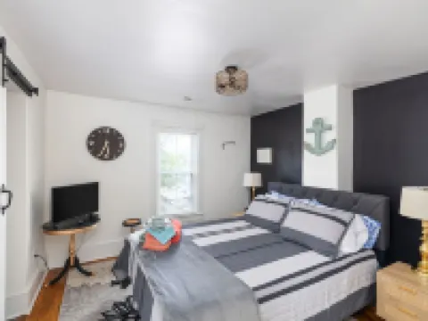 The Lyellton House: 6 Bd 4Ba - Steps to Shops & Shore - Pet Friendly Hotels in Colonial Beach