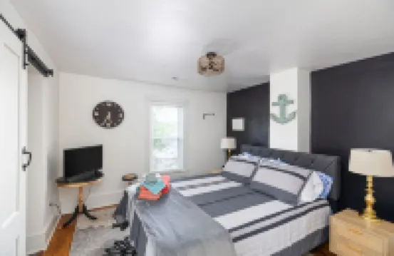 The Lyellton House: 6 Bd 4Ba - Steps to Shops & Shore - Pet Friendly