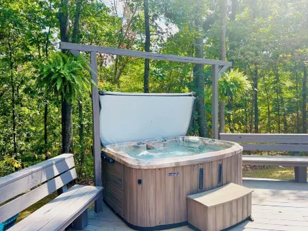 Hawk Ridge Retreat - Athens County Getaway