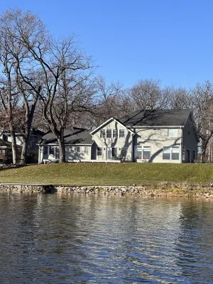 Modern lake house with a double lot. The views are amazing inside and out! Отели в г. 