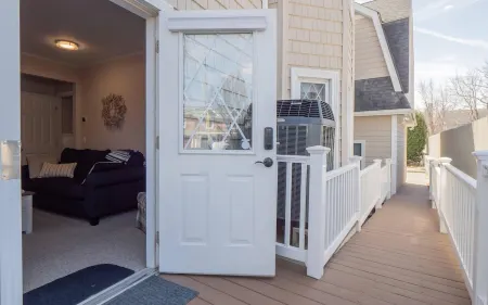 Island Apartment in the Heart of Jamestown