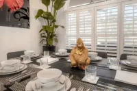 Dunedin Lux 5Br Villa w/Heated Saltwater Pool & Spa, Patio, Putting Green & BBQ