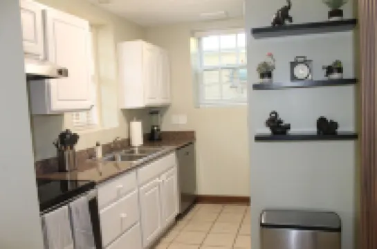 The Carriage House - Historic getaway in the heart of the city!