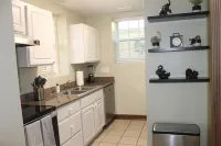 The Carriage House - Historic getaway in the heart of the city!