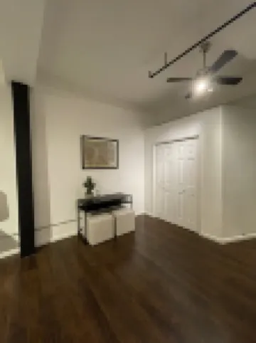 Spacious Loft in Historic Baggs Square