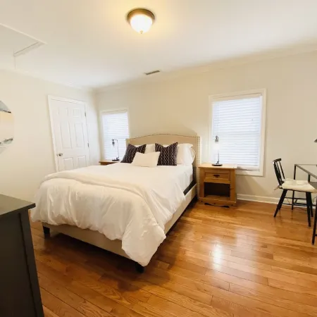 Family-Friendly 2Br with Parking Near NYC + Hospital