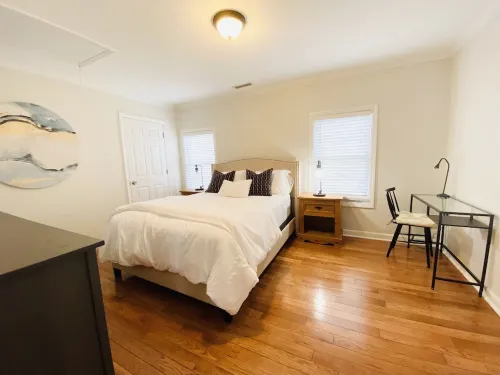 Lovely 2 bdrm apt w/ parking and outdoor sitting