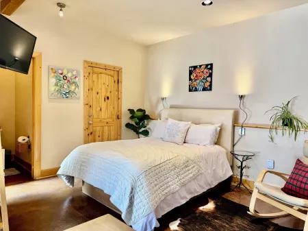 Bucking Mule Studio~Downtown~Japanese Soaking Tub*Sanitized & High Speed Wi-Fi*