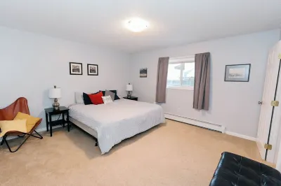 O'Malley View- private unit on quiet street near Campbell Creek greenbelt Hotels near Flattop Mountain