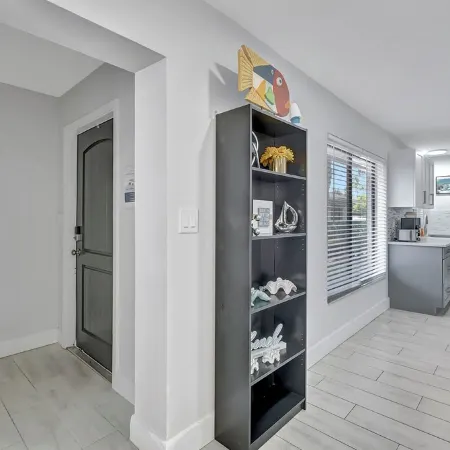 Gorgeous spacious  2bd 2bath sleeps 6 private yard, parking, gas grill, dogs ok
