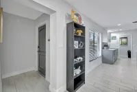 Gorgeous spacious  2bd 2bath sleeps 6 private yard, parking, gas grill, dogs ok