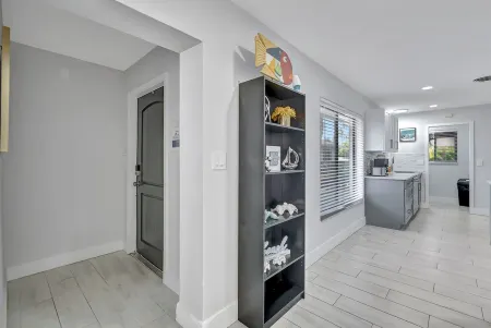 Gorgeous spacious  2bd 2bath sleeps 6 private yard, parking, gas grill, dogs ok