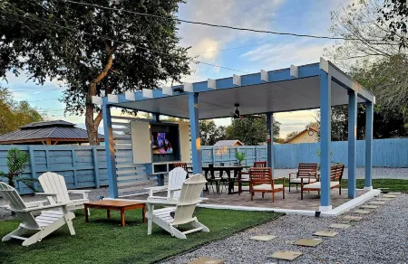 Charming 2-bedroom country house  with, spectacular patio and pergola