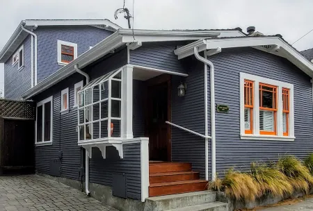 Relax in your Private Retreat - Hot Tub, One Block from Beach & Town! Lic0085