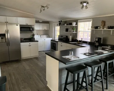 Peaceful Lake Retreat Hotels in McCormick County