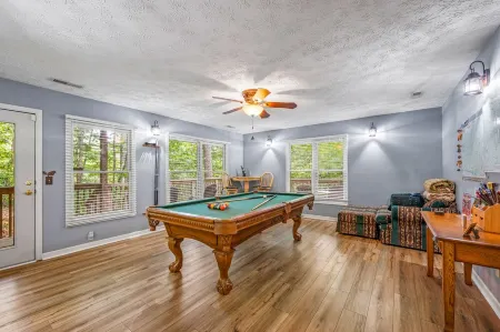 1 Bedroom, Sleeps 4, Minutes To Downtown Gatlinburg, Pool Table Отели рядом с достопримечательностью «Саглендс Вэлли Нейчер Трейл Паркинг»