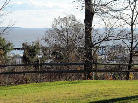 3 Bedroom, 3 Bath Condo on the James River in gated Kingsmill Отели рядом с достопримечательностью «Парк развлечений Busch Gardens»