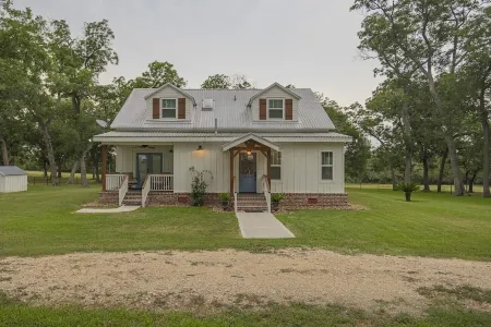 Ren Farmhouse! 17 acres | Game Barn! | 10 mi to Wed Venues! Отели рядом с достопримечательностью «Tower 3»