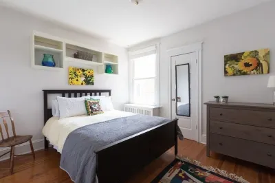Historic Row House. Solar Powered! 컬럼비아 하이츠 호텔