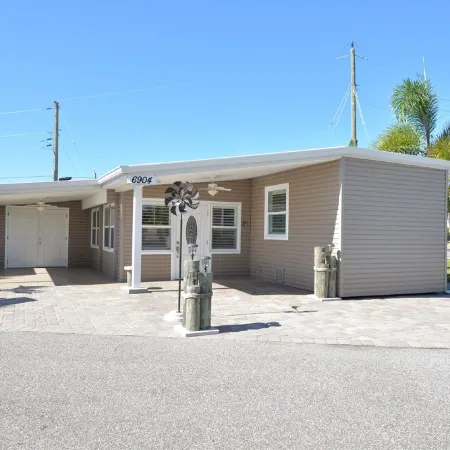 Bay Cottage - 940 sq Ft! Luxury for Your Stay - 30 Day Rental - 55+ Community