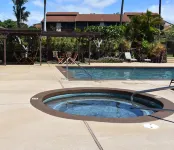 KING SIZE BED, SOLAR HEATED POOLS/SPAS, OCEAN VIEWS