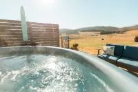 Fire Pit, Fenced Yard, Fireplace, Hot Tub, Country Tranquility 100 Meg Internet,