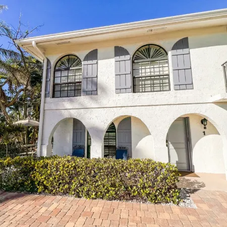 5-8 MINUTE WALK TO BEACHES, DINING & SHOPPING! RARE PRIVATE PATIO & LAKE VIEW!