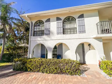 5-8 MINUTE WALK TO BEACHES, DINING & SHOPPING! RARE PRIVATE PATIO & LAKE VIEW!