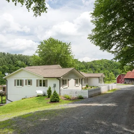 36 Private Acres on the New River w/Hot Tub