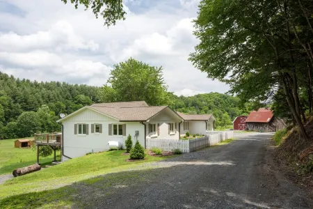 36 Private Acres on the New River w/Hot Tub