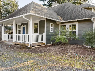Cute and Cozy 1 Bedroom Apt! Pet Friendly! Great WiFi!