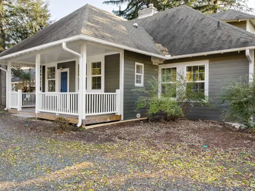 Cute and Cozy 1 Bedroom Apt! Pet Friendly! Great WiFi!