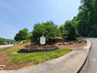 Relax in comfort at the Alpine Cottage 2 which is centrally located in Helen.