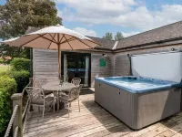 Clover Croft lodge - sleeps 4/5 with private hot tub Hotels in Cheddar