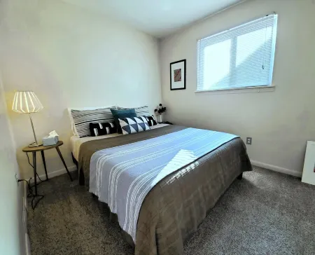 Lovely Single Story 4 bedroom Home Near Downtown Royal Oak!