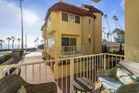 Heart of coastal Oceanside-Ocean view roof top Deck! 100 steps to Beach!