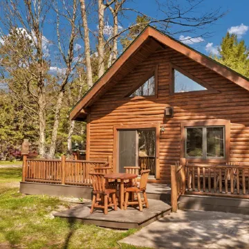 Cabin on AuTrain River a few blocks from Lk Superior, 10 mi from Munising
