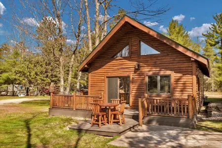 Cabin on AuTrain River a few blocks from Lk Superior, 10 mi from Munising