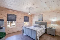 Stylish Cabin within a mile of Town Square