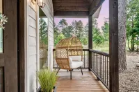 Romantic, Broken Bow farmhouse cabin🌲HOT TUB🌲Huge swaying pines 🌲King bed - Romantic