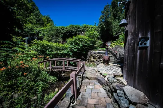 Ski, hike or just relax. Historic grist mill sleeps 12. Stay in history! 弗農酒店