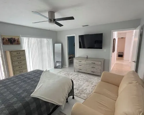 beautiful home on a 3 acre lake with security Hotels in Clewiston