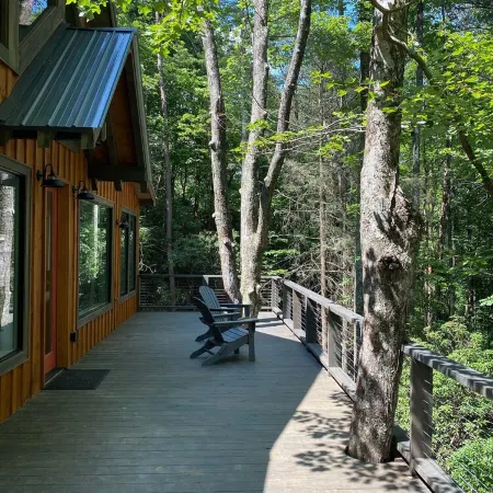Modern Tree House Cabin in the Trees, Aska Adventure Area, 10 mn to Downtown