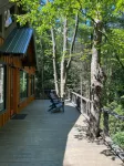 Modern Tree House Cabin in the Trees, Aska Adventure Area, 10 mn to Downtown