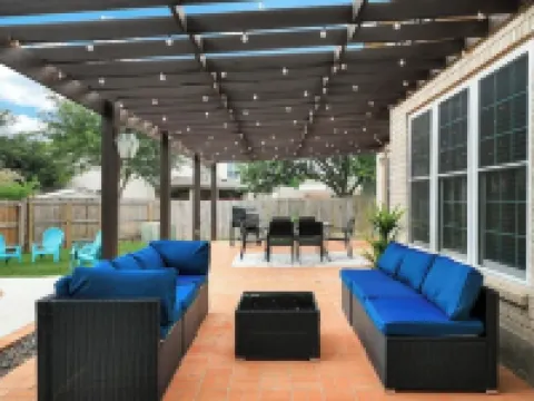 Spacious 5-bedroom house with private pool in a central San Antonio location. โรงแรมในLive Oak