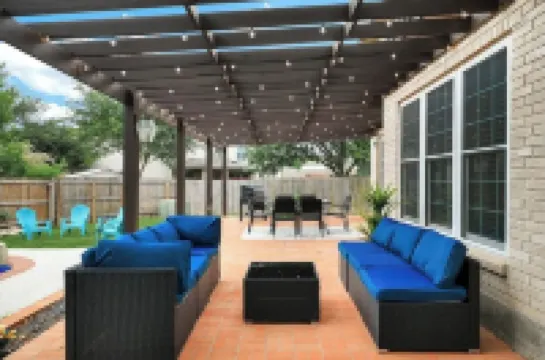 Spacious 5-bedroom house with private pool in a central San Antonio location.